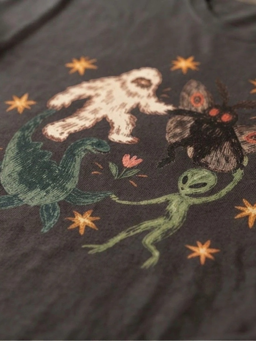 Cryptid Bigfoot Mothman Alien Graphic Print Gildan T-Shirt - Picture 3 of 4